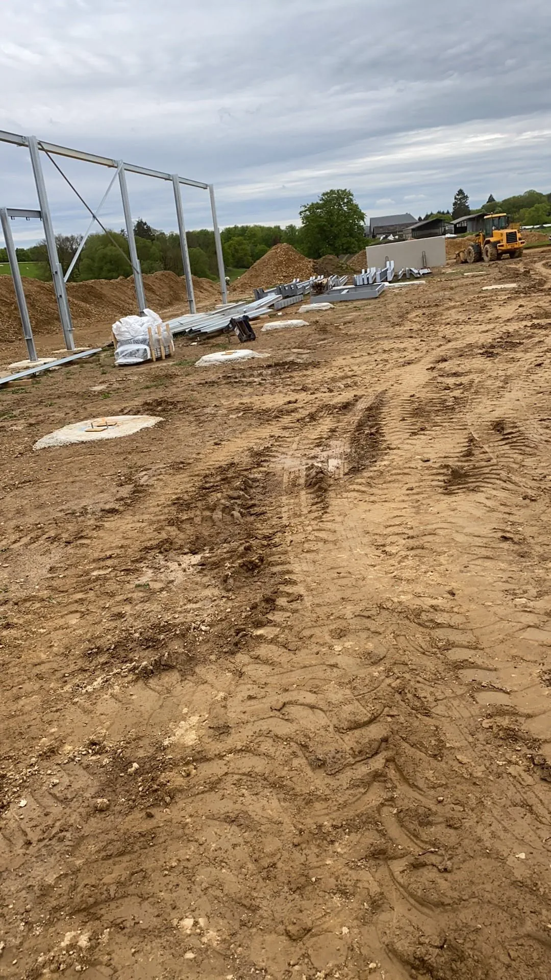 Engin de terrassement préparant le sol